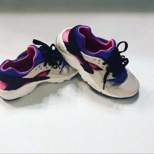 NIKE HUARACHE    shoes size 5.5y